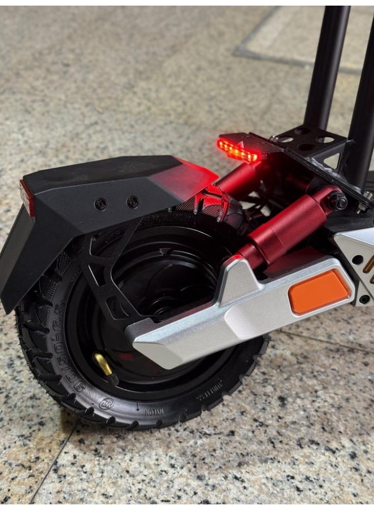 سكوتر روسي مونستر كهربائي 48 فولت 3000 واط – إطارات بدون أنابيب 11 بوصة | سرعة قصوى 65 كم/س | بطارية 48 فولت 15 أمبير | تعليق أمامي وخلفي | مصابيح LED مزدوجة | 3 سرعات | تصميم قابل للطي | شاشة رقمية | اتصال بلوتوث - Image 2